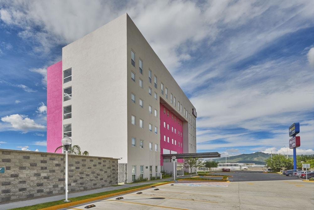 City Express Suites By Marriott Silao Aeropuerto Екстериор снимка