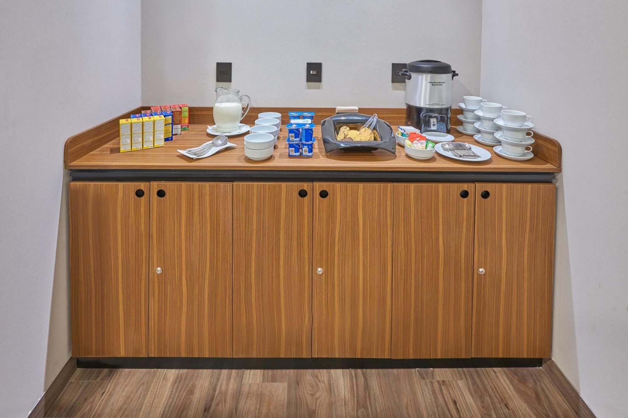City Express Suites By Marriott Silao Aeropuerto Екстериор снимка