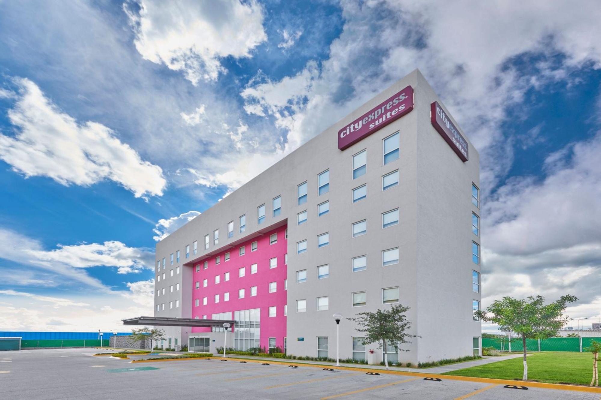 City Express Suites By Marriott Silao Aeropuerto Екстериор снимка