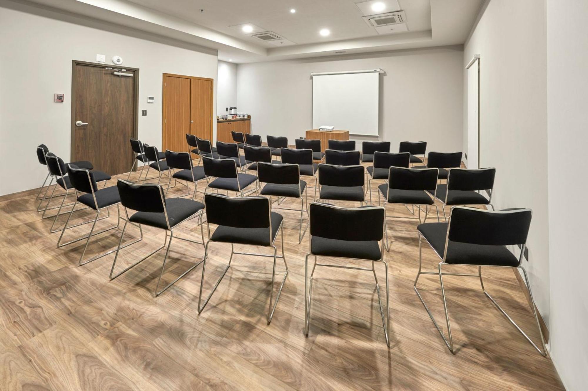 City Express Suites By Marriott Silao Aeropuerto Екстериор снимка